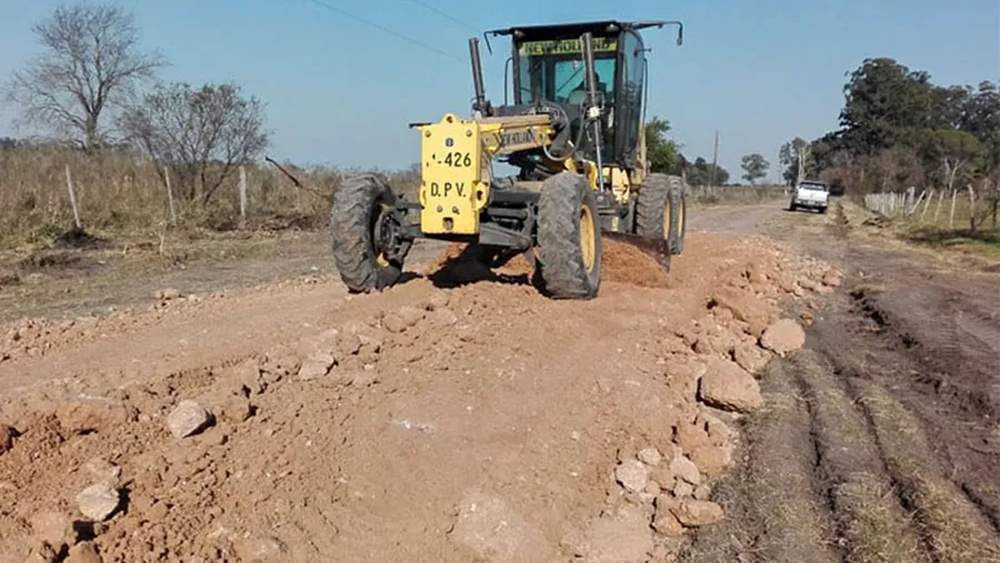 En el marco del programa de mantenimiento de caminos productivos, el gobierno, a través de Vialidad provincial, trabaja en la mejora caminos en colonias y comunas del Departamento Colón. En el marco del programa de mantenimiento de caminos productivos, el gobierno, a través de Vialidad provincial, trabaja en la mejora caminos en colonias y comunas del Departamento Colón.