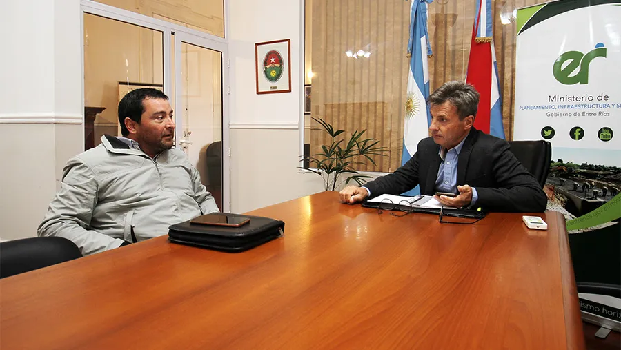 El intendente de Colonia Elía, Gabriel Barbará y el ministro de Planeamiento, Infraestructura y Servicios, Marcelo Richard. El intendente de Colonia Elía, Gabriel Barbará y el ministro de Planeamiento, Infraestructura y Servicios, Marcelo Richard.