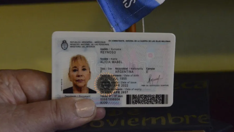 Alicia Mabel Reynoso: “No me siento una heroína, para nada, pero es un orgullo enorme que mi documento de identidad lo diga. Estoy muy muy feliz”. Alicia Mabel Reynoso: “No me siento una heroína, para nada, pero es un orgullo enorme que mi documento de identidad lo diga. Estoy muy muy feliz”.