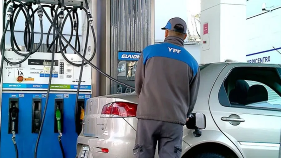 La suba sería de alrededor de 5 pesos por litro en las naftas y de 4 pesos en el diésel. La suba sería de alrededor de 5 pesos por litro en las naftas y de 4 pesos en el diésel.