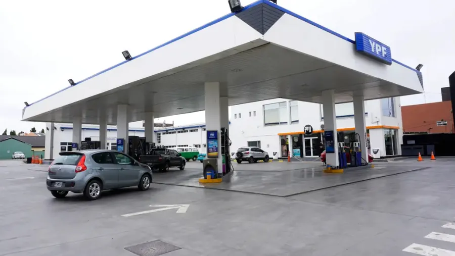 YPF incrementó el precio de esta madrugada un 3,5 por ciento. Se trata del segundo aumento que aplica la empresa en un mes, luego del alza de 4,5 por ciento promedio país que realizó a mediados de agosto. YPF incrementó el precio de esta madrugada un 3,5 por ciento. Se trata del segundo aumento que aplica la empresa en un mes, luego del alza de 4,5 por ciento promedio país que realizó a mediados de agosto.