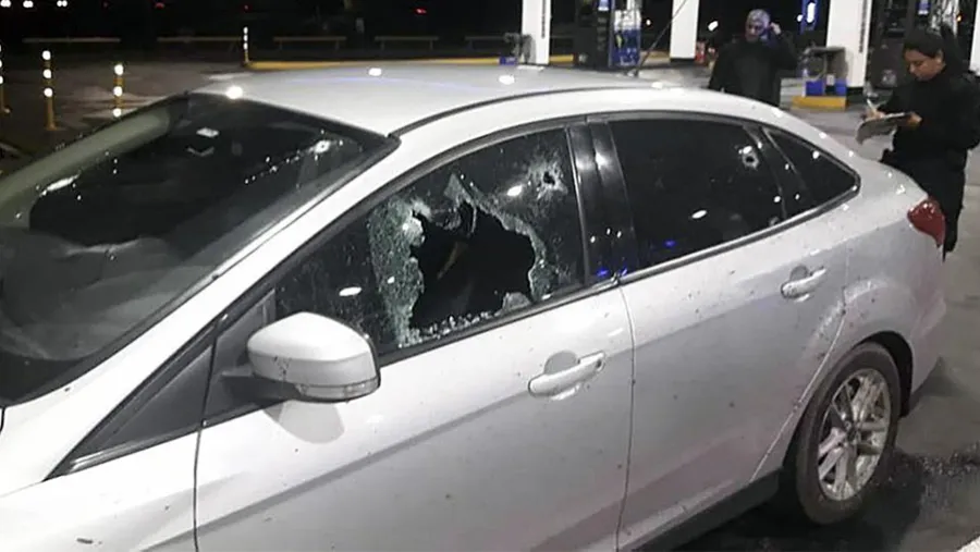 Los disparos en la ventana del auto de Valdés, en el momento que llegaron a la estación de servicio. Los disparos en la ventana del auto de Valdés, en el momento que llegaron a la estación de servicio.