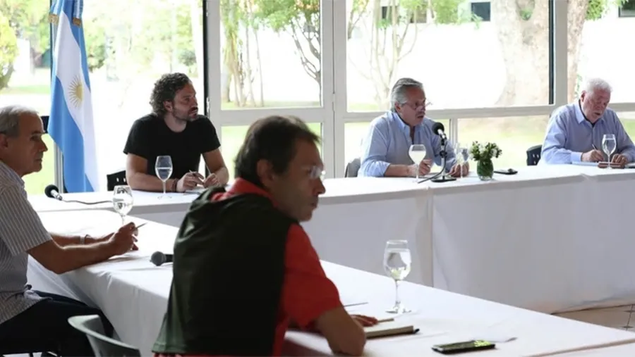 Alberto Fernández junto al jefe de Gabinete, Santiago Cafiero, y el ministro de Salud en la reunión con los especialistas que integran el comité científico por el coronavirus. Alberto Fernández junto al jefe de Gabinete, Santiago Cafiero, y el ministro de Salud en la reunión con los especialistas que integran el comité científico por el coronavirus.