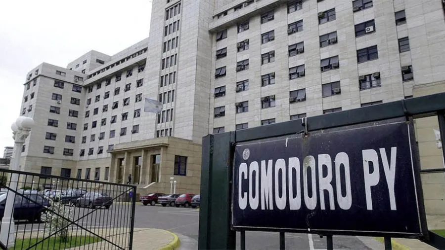 La reforma judicial incluye fusionar a los doce jueces federales de Comodoro PY con los penales económicos y los de instrucción. La reforma judicial incluye fusionar a los doce jueces federales de Comodoro PY con los penales económicos y los de instrucción.