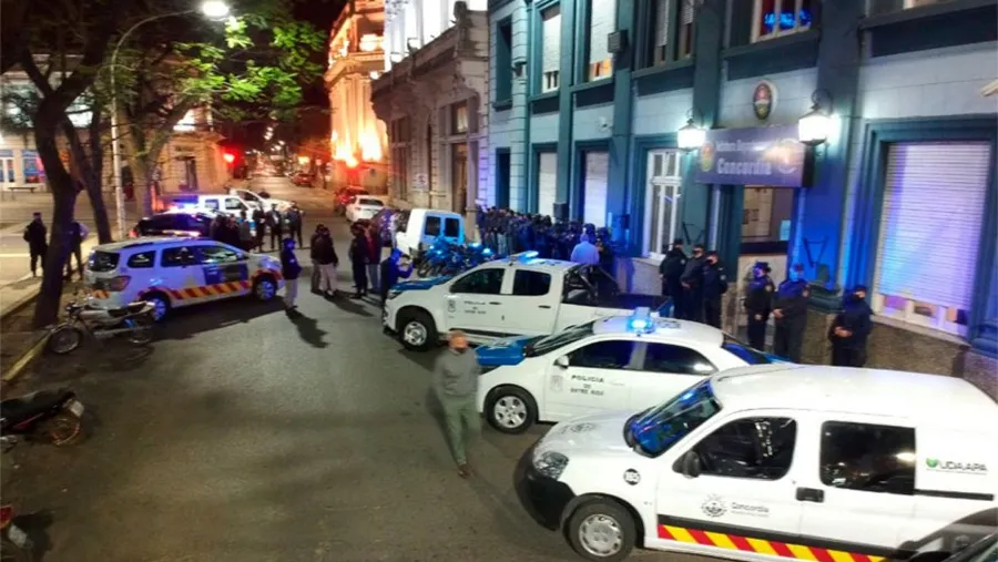La Municipalidad y la Policía en Concordia articularon operativos para desalentar las fiestas clandestinas y evitar que se vulneren las normas preventivas sanitarias por el Covid-19. La Municipalidad y la Policía en Concordia articularon operativos para desalentar las fiestas clandestinas y evitar que se vulneren las normas preventivas sanitarias por el Covid-19.