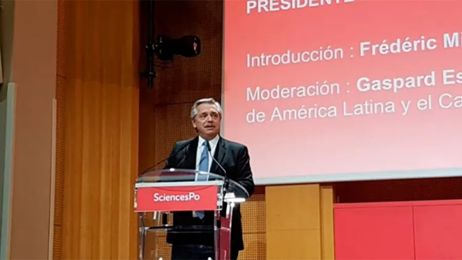 Alberto Fernández le respondió en París a un joven que fue funcionario macrista. Alberto Fernández le respondió en París a un joven que fue funcionario macrista.