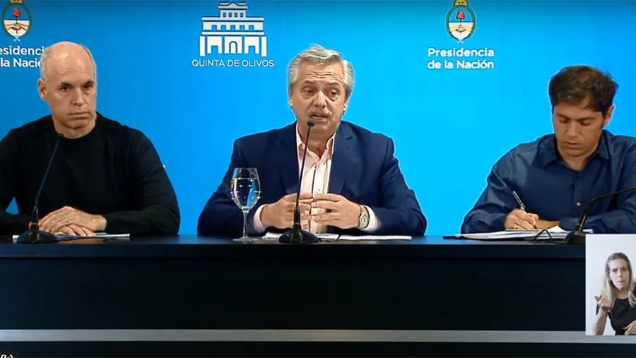 Acompañado por el gobernador bonaerense, Axel Kicillof, y el jefe de Gobierno porteño, Horacio Rodríguez Larreta, el Presidente Alberto Fernández anunció la suspensión de las clases y el cierre de fronteras para extranjeros, entre otras medidas. Acompañado por el gobernador bonaerense, Axel Kicillof, y el jefe de Gobierno porteño, Horacio Rodríguez Larreta, el Presidente Alberto Fernández anunció la suspensión de las clases y el cierre de fronteras para extranjeros, entre otras medidas.