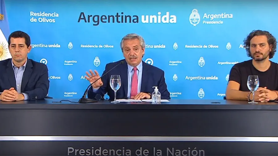 El Presidente Alberto Fernández, flanqueado por el ministro del Interior, Eduardo “Wado” De Pedro y el jefe de Gabinete, Santiago Cafiero. El Presidente Alberto Fernández, flanqueado por el ministro del Interior, Eduardo “Wado” De Pedro y el jefe de Gabinete, Santiago Cafiero.