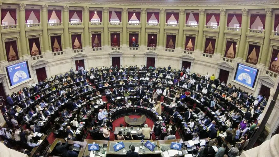 La Cámara de Diputados comienza a armar el andamiaje para las sesiones extraordinarias, luego de la renuncia a la presidencia del bloque oficialista por parte de Máximo Kirchner. La Cámara de Diputados comienza a armar el andamiaje para las sesiones extraordinarias, luego de la renuncia a la presidencia del bloque oficialista por parte de Máximo Kirchner.