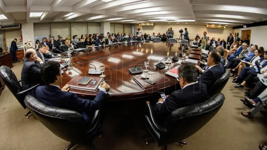 Por mandato de la Corte, el Consejo deberá volver a tener 20 miembros. Por mandato de la Corte, el Consejo deberá volver a tener 20 miembros.