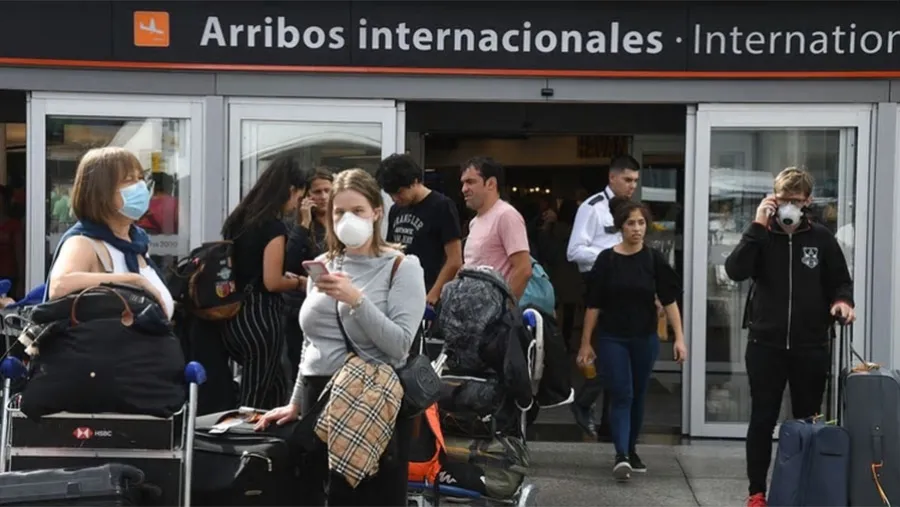Imagen del Aeropuerto Internacional de Ezeiza 2000, donde se activó el protocolo de seguridad ante en brote de coronavirus, revisando a todos los pasajeros, para evitar la propagación de la enfermedad. Imagen del Aeropuerto Internacional de Ezeiza 2000, donde se activó el protocolo de seguridad ante en brote de coronavirus, revisando a todos los pasajeros, para evitar la propagación de la enfermedad.