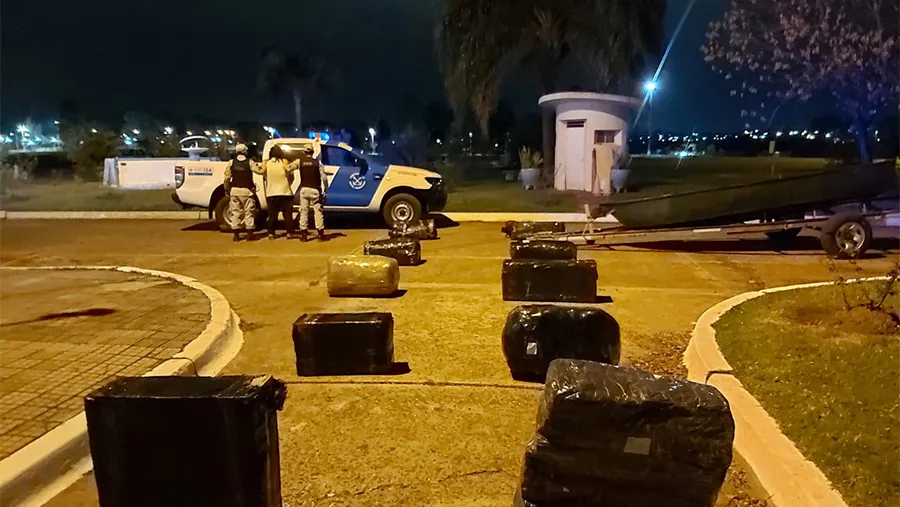 El cargamento de mercadería, valuado en más tres millones de pesos, iba a ser cruzado a Uruguay durante la noche, intentando sortear los controles aduaneros. El cargamento de mercadería, valuado en más tres millones de pesos, iba a ser cruzado a Uruguay durante la noche, intentando sortear los controles aduaneros.