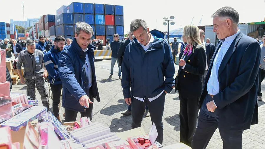 Michel exhibe a Massa parte de la mercadería de contrabando detectada en el mega operativo realizado en el Puerto de Buenos Aires. Michel exhibe a Massa parte de la mercadería de contrabando detectada en el mega operativo realizado en el Puerto de Buenos Aires.