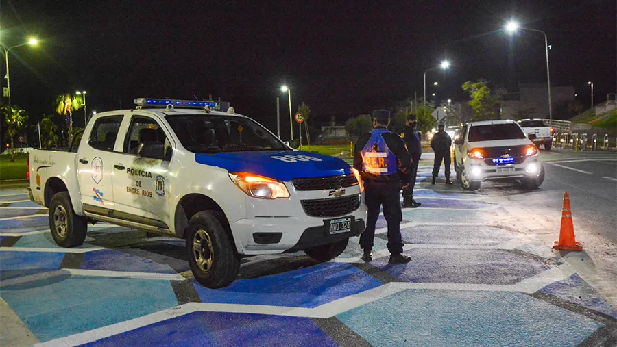 La Policía de Entre Ríos desplegó operativos de control en todas las jurisdicciones de la provincia, incluyendo rutas, caminos rurales y puestos camineros limítrofes. La Policía de Entre Ríos desplegó operativos de control en todas las jurisdicciones de la provincia, incluyendo rutas, caminos rurales y puestos camineros limítrofes.