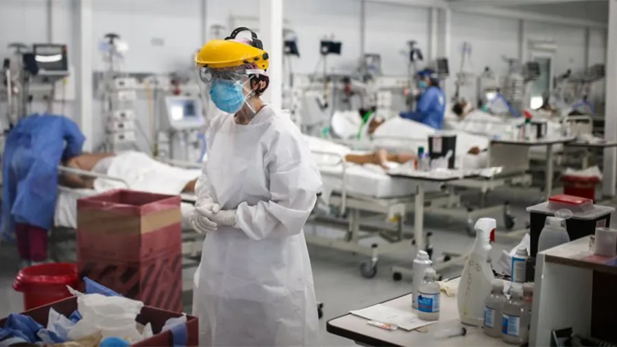 Personal médico realiza controles a pacientes con Covid-19 en una unidad de terapia intensiva en un hospital de la provincia de Buenos Aires. Personal médico realiza controles a pacientes con Covid-19 en una unidad de terapia intensiva en un hospital de la provincia de Buenos Aires.