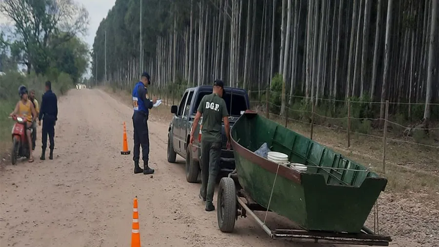 Los controles se realizan en zona próxima a la Represa Salto Grande, al camping La Tortuga Alegre en Concordia, con el fin de preservar el recurso ictícola y combatir la pesca furtiva. Los controles se realizan en zona próxima a la Represa Salto Grande, al camping La Tortuga Alegre en Concordia, con el fin de preservar el recurso ictícola y combatir la pesca furtiva.