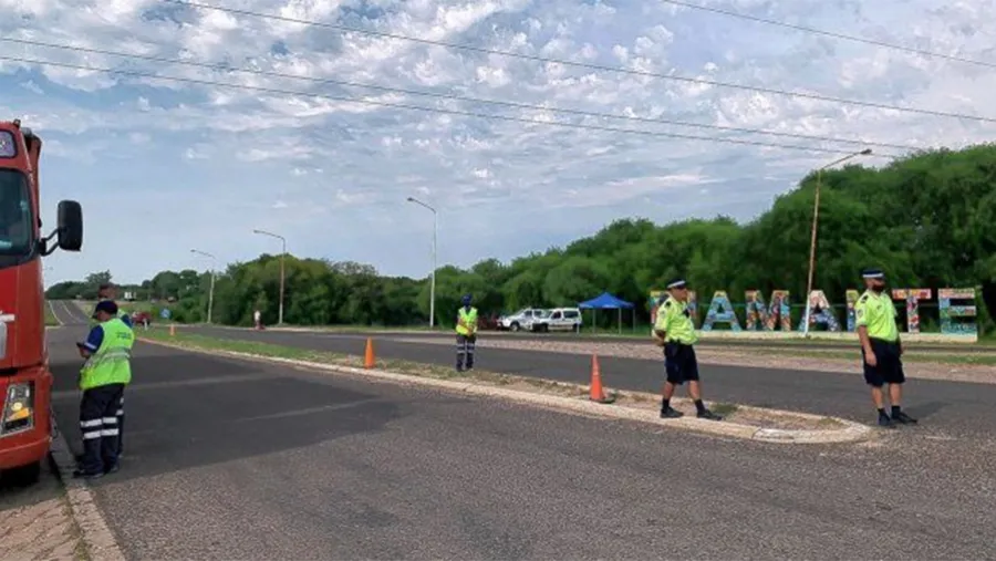 En los operativos de la CNRT y la Policía en el territorio entrerriano, controlaron camiones y micros de larga distancia. En los operativos de la CNRT y la Policía en el territorio entrerriano, controlaron camiones y micros de larga distancia.