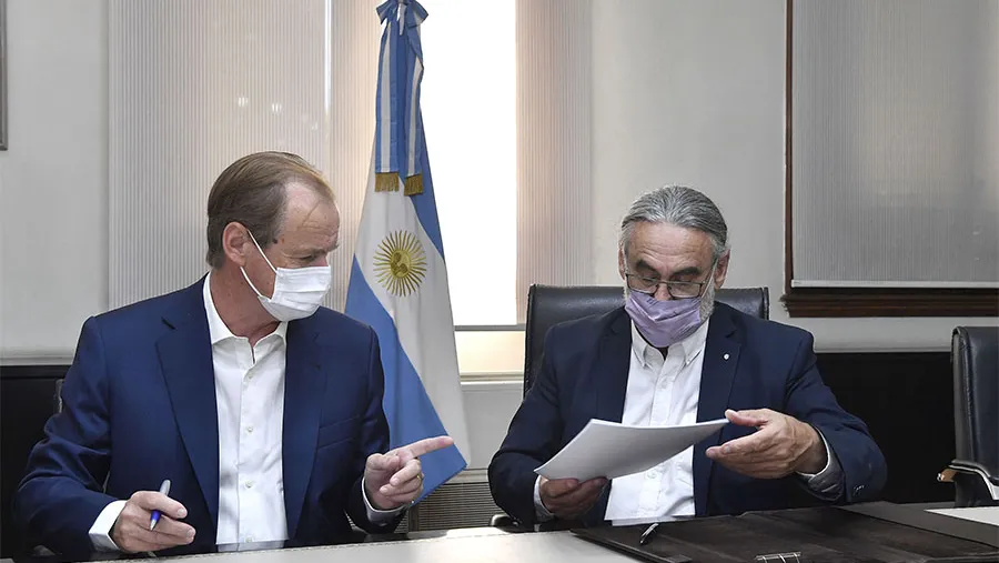 El gobernador Gustavo Bordet y el ministro de Agricultura, Ganadería y Pesca de la Nación, Luis Basterra, suscribieron un convenio por el cual el gobierno nacional y provincial financiarán por más de 240 millones de pesos al sector foresto industrial de Entre Ríos. El gobernador Gustavo Bordet y el ministro de Agricultura, Ganadería y Pesca de la Nación, Luis Basterra, suscribieron un convenio por el cual el gobierno nacional y provincial financiarán por más de 240 millones de pesos al sector foresto industrial de Entre Ríos.