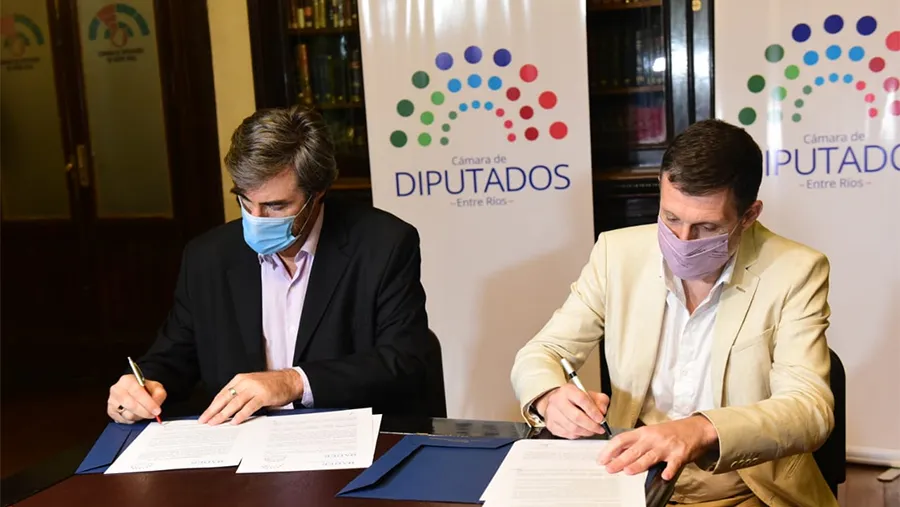 Ángel Giano y Luciano Filipuzzi rubricaron un convenio marco de colaboración entre la Cámara de Diputados de la Provincia y la Universidad Autónoma de Entre Ríos. Ángel Giano y Luciano Filipuzzi rubricaron un convenio marco de colaboración entre la Cámara de Diputados de la Provincia y la Universidad Autónoma de Entre Ríos.