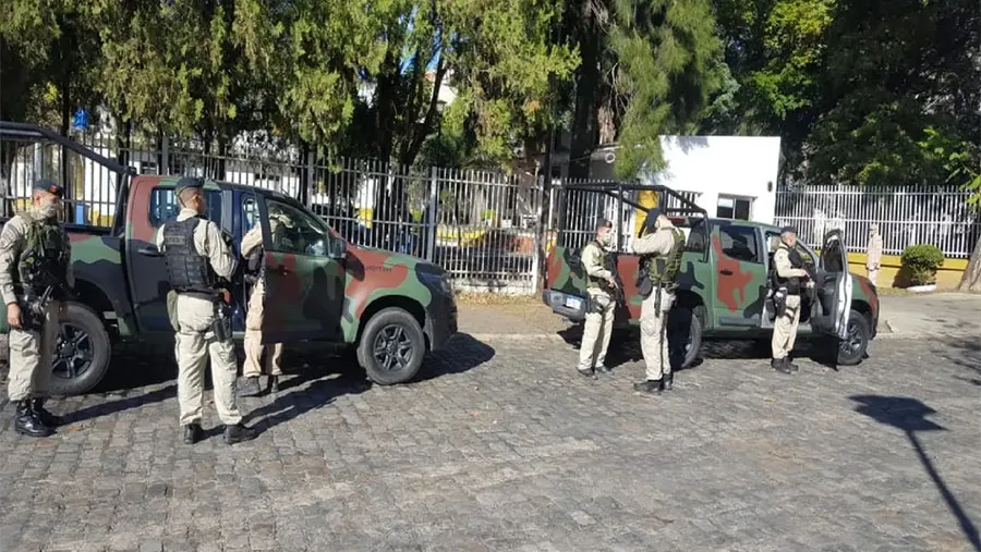 Sorprendieron a tres prefectos en un puesto de comunicaciones ubicado en Ezeiza. Sorprendieron a tres prefectos en un puesto de comunicaciones ubicado en Ezeiza.