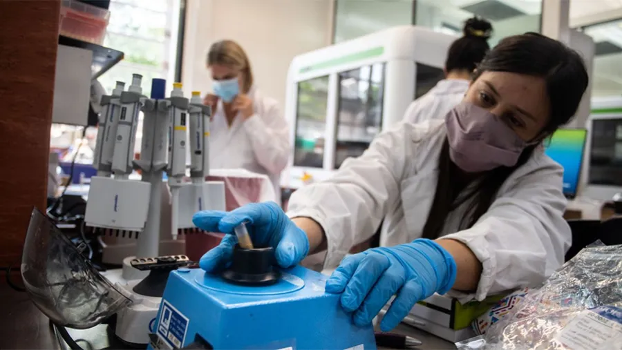 Con el registro de hoy, el total de casos positivos desde el inicio de la pandemia se elevó a 8.728.262 mientras que las víctimas fatales suman un acumulado de 123.987 personas. Con el registro de hoy, el total de casos positivos desde el inicio de la pandemia se elevó a 8.728.262 mientras que las víctimas fatales suman un acumulado de 123.987 personas.