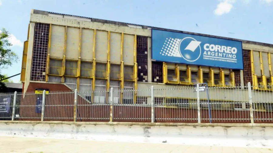 La deuda del Correo con el Estado es calculada en 300 millones de pesos/dólares más intereses millonarios. La deuda del Correo con el Estado es calculada en 300 millones de pesos/dólares más intereses millonarios.