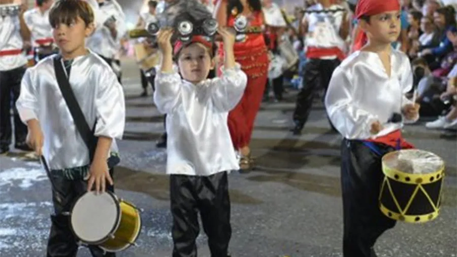 Anoche quedaron inaugurados los Corsos Populares en Gualeguaychú. Anoche quedaron inaugurados los Corsos Populares en Gualeguaychú.