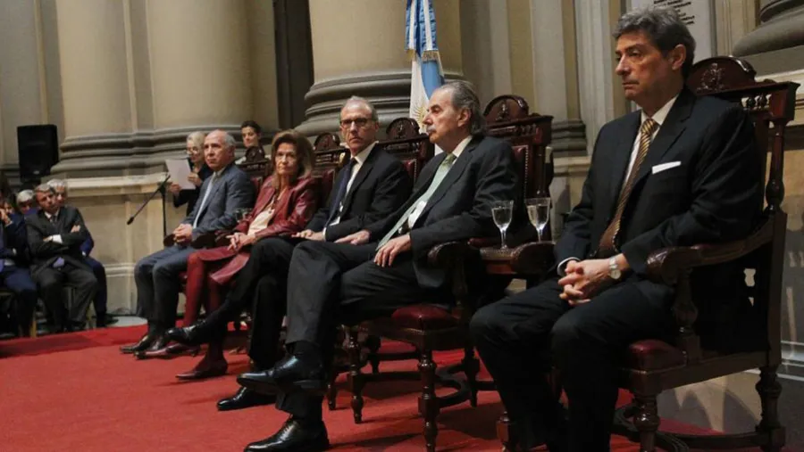 Mal ejemplo. La Corte Suprema de Justicia dio a conocer las declaraciones juradas patrimoniales de sus integrantes, pero con cifras globales y sin detalles de qué tienen ni por qué aumentó su patrimonio; además de manera parcial limitada a los años 2015, 2016 y 2017. Mal ejemplo. La Corte Suprema de Justicia dio a conocer las declaraciones juradas patrimoniales de sus integrantes, pero con cifras globales y sin detalles de qué tienen ni por qué aumentó su patrimonio; además de manera parcial limitada a los años 2015, 2016 y 2017.
