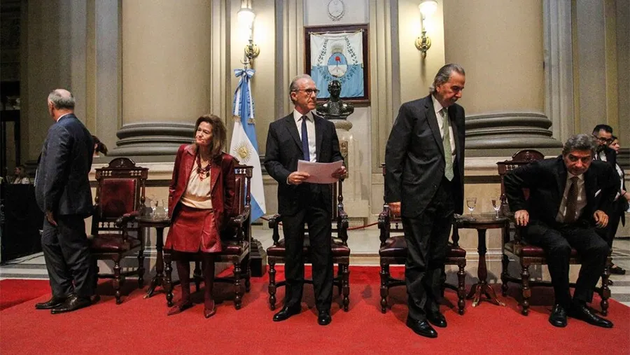 Rosatti, Maqueda y Lorenzetti permanecerán en sus despachos durante la feria de invierno. Las negociaciones por la elección del nuevo presidente del tribunal y la cercanía de fallos clave los mantiene en actividad. Rosatti, Maqueda y Lorenzetti permanecerán en sus despachos durante la feria de invierno. Las negociaciones por la elección del nuevo presidente del tribunal y la cercanía de fallos clave los mantiene en actividad.