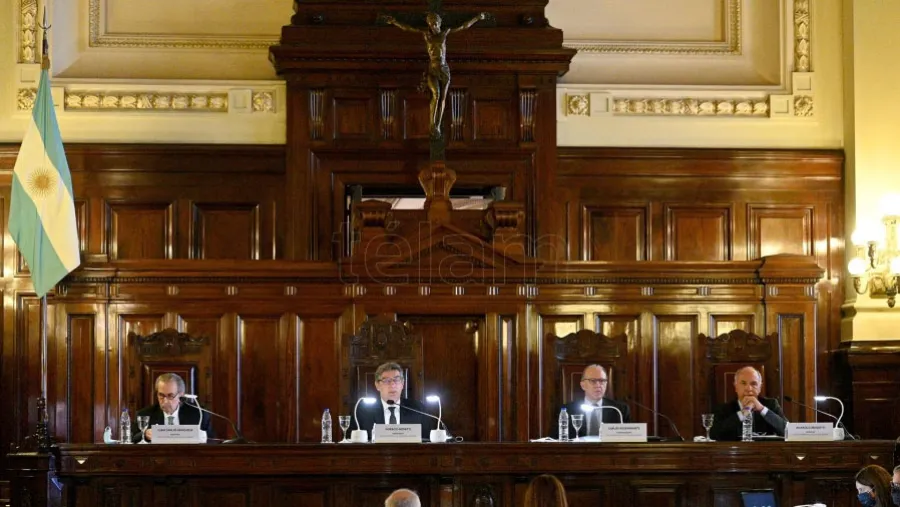 La actual Corte Suprema, integrada por cuatro miembros. La actual Corte Suprema, integrada por cuatro miembros.