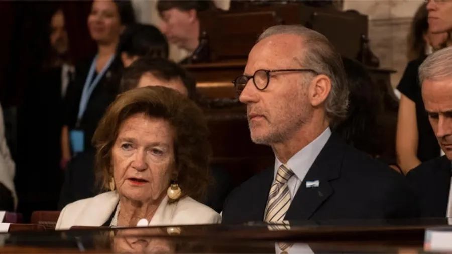 Elena Highton de Nolasco junto a Carlos Rosenkrantz, vicepresidenta y presidente de la Corte Suprema de Justicia de la Nación. Elena Highton de Nolasco junto a Carlos Rosenkrantz, vicepresidenta y presidente de la Corte Suprema de Justicia de la Nación.