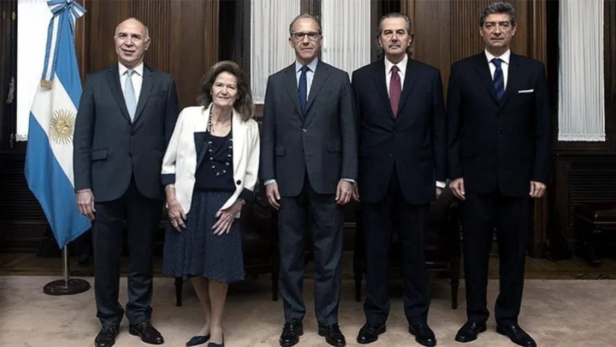 El comité de expertos analiza las recomendaciones finales que incluirá en el informe para el buen funcionamiento de la Corte Suprema, del Consejo de la Magistratura, del Ministerio Público Fiscal y del Ministerio Público de la Defensa. El comité de expertos analiza las recomendaciones finales que incluirá en el informe para el buen funcionamiento de la Corte Suprema, del Consejo de la Magistratura, del Ministerio Público Fiscal y del Ministerio Público de la Defensa.