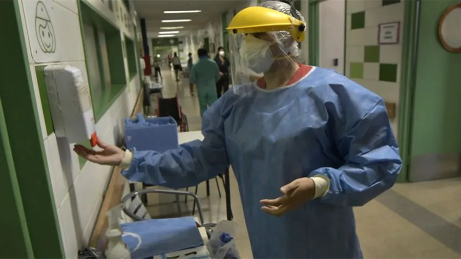 La Argentina sumó en las últimas 24 horas 6.826 nuevos casos de Covid-19 y el recuento global trepó a 2.241.739. La Argentina sumó en las últimas 24 horas 6.826 nuevos casos de Covid-19 y el recuento global trepó a 2.241.739.