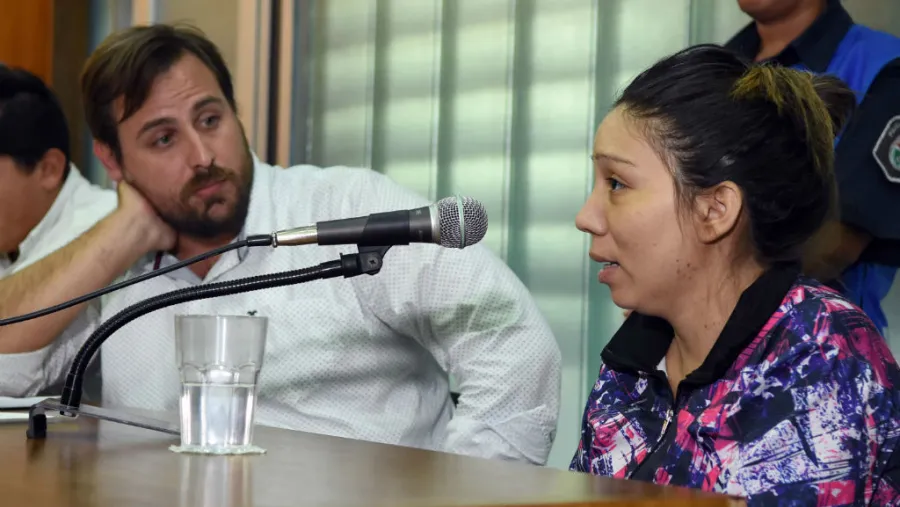 El abogado Patricio Cozzi junto a su defendida, Yanina Lescano El abogado Patricio Cozzi junto a su defendida, Yanina Lescano
