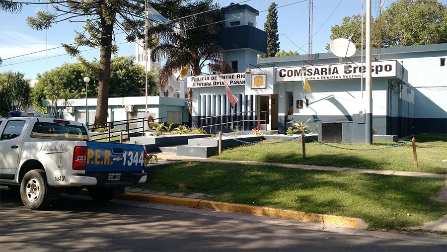 La Policía de Crespo está intentando identificar al vehículo que embistió a un peatón y huyó de la escena del siniestro vial. La Policía de Crespo está intentando identificar al vehículo que embistió a un peatón y huyó de la escena del siniestro vial.