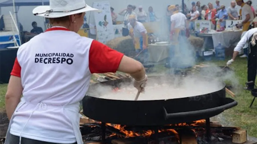 Crespo con su Feria Emprende se consolida como una vidriera para compartir el potencial productivo de la localidad y la región. Crespo con su Feria Emprende se consolida como una vidriera para compartir el potencial productivo de la localidad y la región.