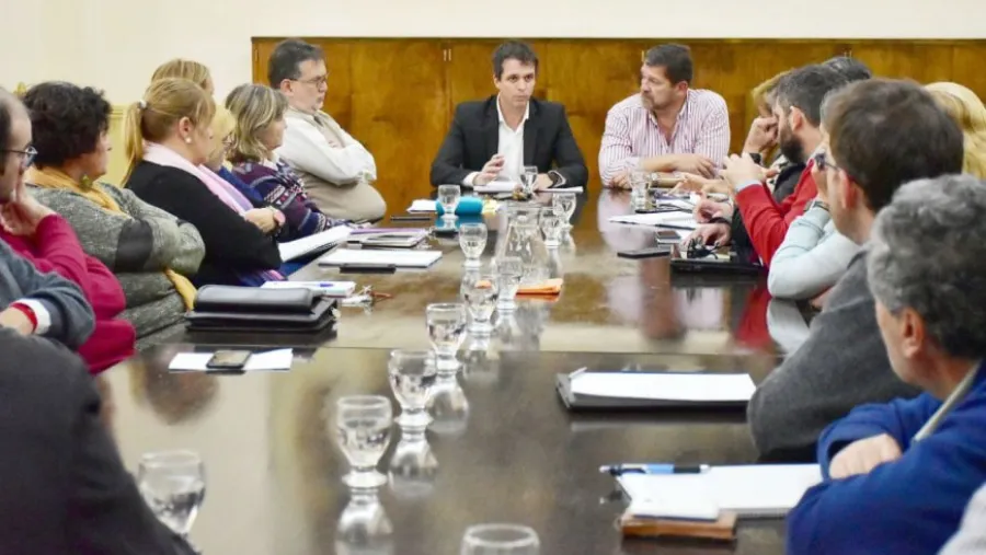 Cresto junto a su equipo de gobierno. Cresto junto a su equipo de gobierno.