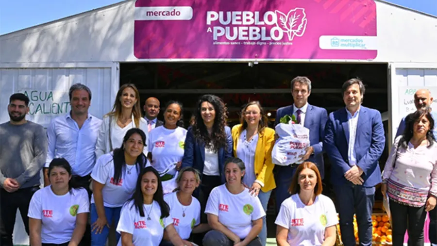 La visita al Mercado Multiplicar fue una de las actividades que desarrolló el intendente Enrique Cresto y la titular del Consejo Nacional de Coordinación de Políticas Sociales, Marisol Merquel. La visita al Mercado Multiplicar fue una de las actividades que desarrolló el intendente Enrique Cresto y la titular del Consejo Nacional de Coordinación de Políticas Sociales, Marisol Merquel.