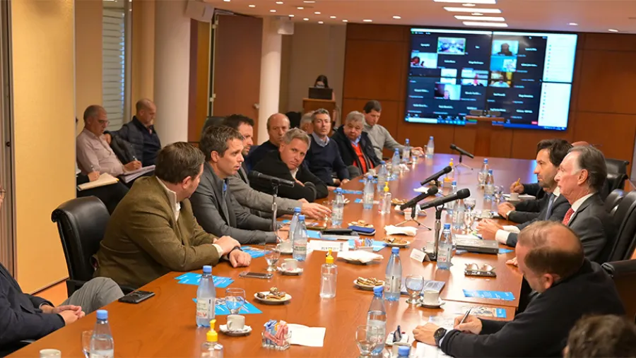 Aspecto de la reunión entre las autoridades del Enohsa y los representantes de la Cámara Argentina de la Construcción. Aspecto de la reunión entre las autoridades del Enohsa y los representantes de la Cámara Argentina de la Construcción.