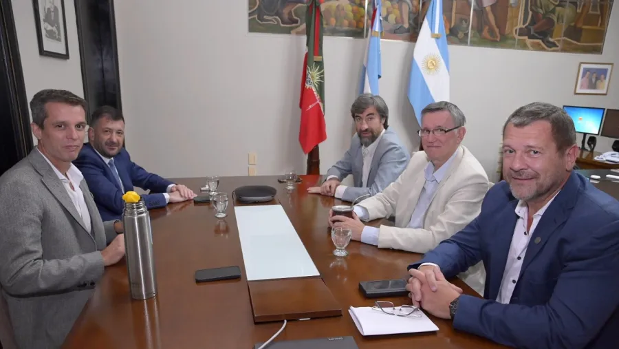 Cresto se reunió con los legisladores Kueider, Giano, Gay y Loggio Cresto se reunió con los legisladores Kueider, Giano, Gay y Loggio