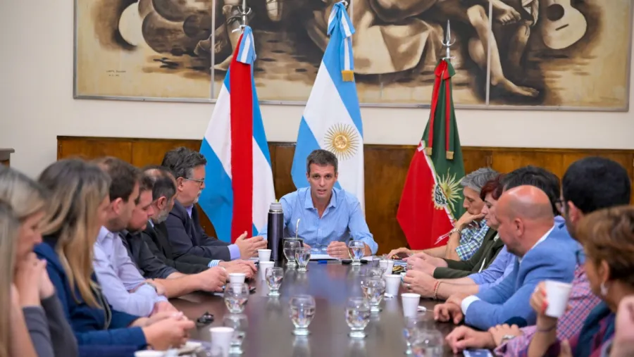 Cresto reunió a su gabinete y marcó el empleo y disminución de la pobreza como prioridades Cresto reunió a su gabinete y marcó el empleo y disminución de la pobreza como prioridades