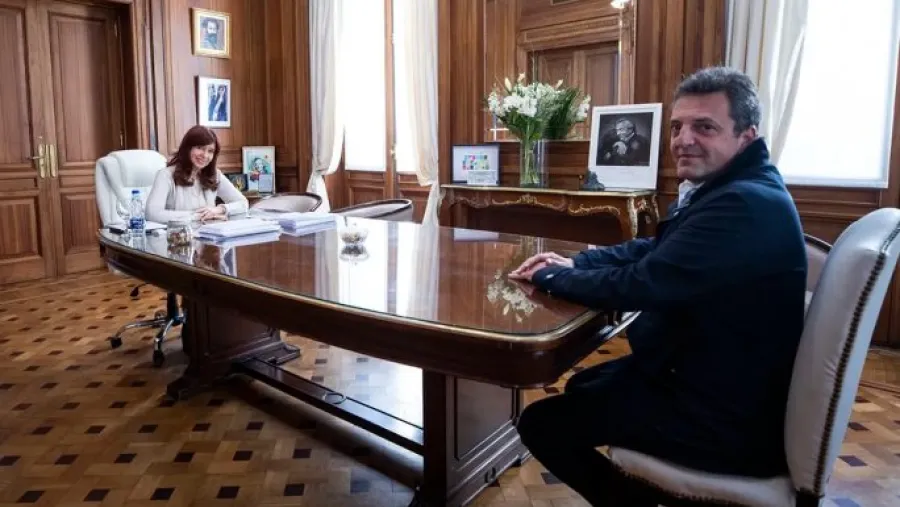Cristina Kirchner recibió a Massa antes de que asuma como ministro de Economía Cristina Kirchner recibió a Massa antes de que asuma como ministro de Economía