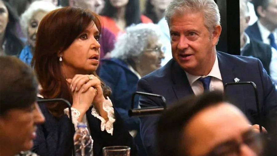 Cristina Kirchner y su abogado Carlos Beraldi en una de las audiencias del juicio. Cristina Kirchner y su abogado Carlos Beraldi en una de las audiencias del juicio.