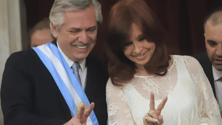El presidente consultó a la vicepresidenta de su decisión y recibió un respaldo para tratar de mejor las relaciones bilaterales. El presidente consultó a la vicepresidenta de su decisión y recibió un respaldo para tratar de mejor las relaciones bilaterales.