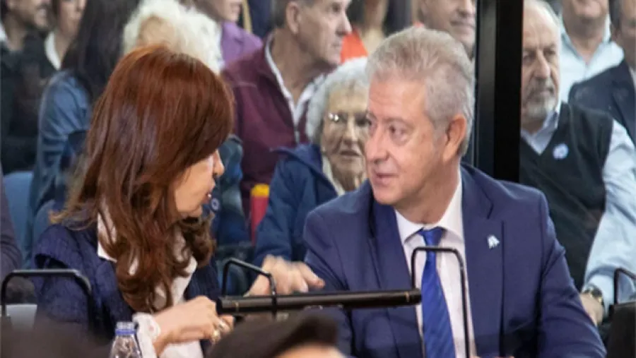 Cristina Fernández con su abogado Carlos Beraldi en la primera audiencia del juicio el 21 de mayo. Cristina Fernández con su abogado Carlos Beraldi en la primera audiencia del juicio el 21 de mayo.