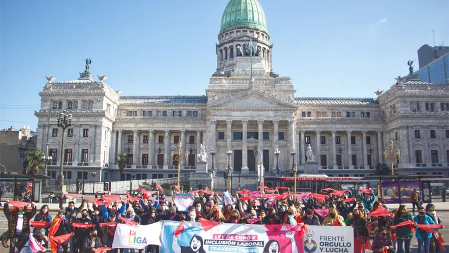 Militantes en las inmediaciones del Congreso viviendo lo que fue la antesala de la aprobación de la Ley de cupo trans. Militantes en las inmediaciones del Congreso viviendo lo que fue la antesala de la aprobación de la Ley de cupo trans.