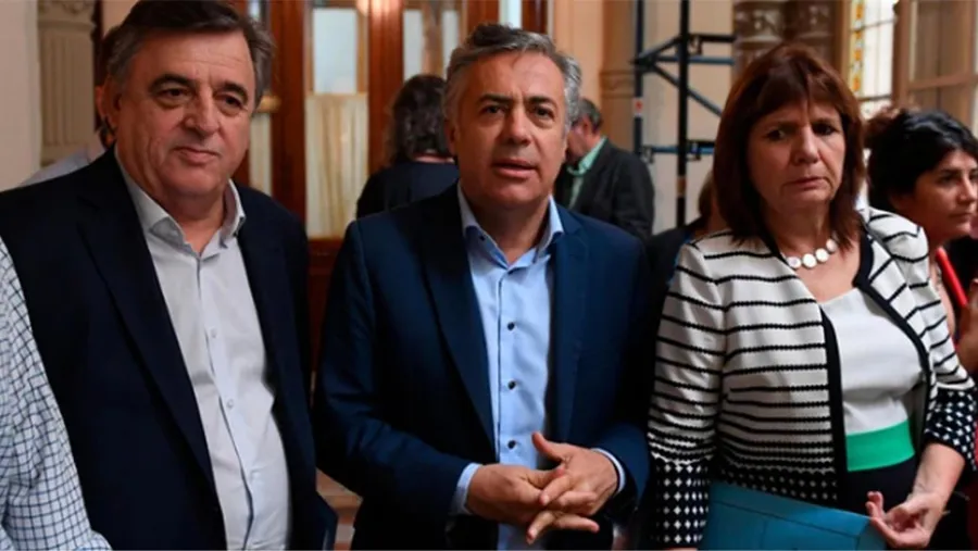 La cúpula de Juntos por el Cambio debatirá este lunes la reforma judicial que impulsa el oficialismo. El ex presidente Mauricio Macri participará del debate virtual desde sus vacaciones en Francia. La cúpula de Juntos por el Cambio debatirá este lunes la reforma judicial que impulsa el oficialismo. El ex presidente Mauricio Macri participará del debate virtual desde sus vacaciones en Francia.