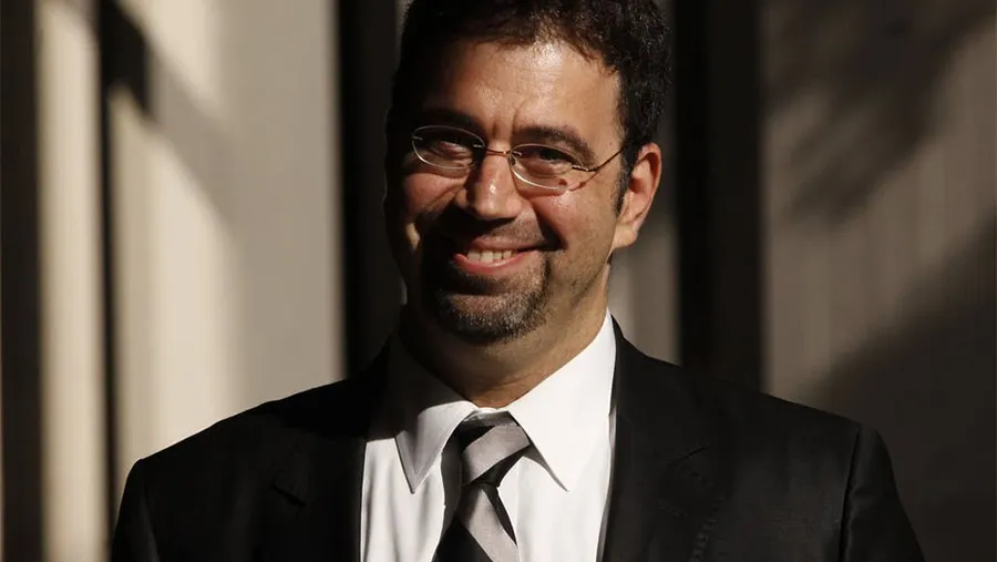 El economista turco, Daron Acemoglu, es uno de los más prestigiosos del mundo, afirma que esta pandemia es un punto de inflexión, como lo fue la peste negra, y advierte que la crisis desnudó cuán inadecuadas son muchas de nuestras instituciones. El economista turco, Daron Acemoglu, es uno de los más prestigiosos del mundo, afirma que esta pandemia es un punto de inflexión, como lo fue la peste negra, y advierte que la crisis desnudó cuán inadecuadas son muchas de nuestras instituciones.