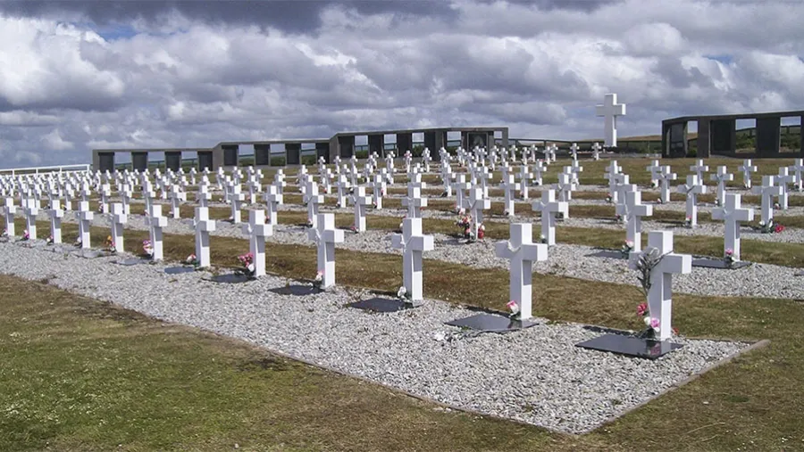 Inician los trabajos de identificación de los cuerpos en una tumba colectiva en el cementerio de Darwin. Inician los trabajos de identificación de los cuerpos en una tumba colectiva en el cementerio de Darwin.