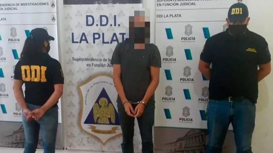 La foto de Buzali esposado difundida por la policía La foto de Buzali esposado difundida por la policía